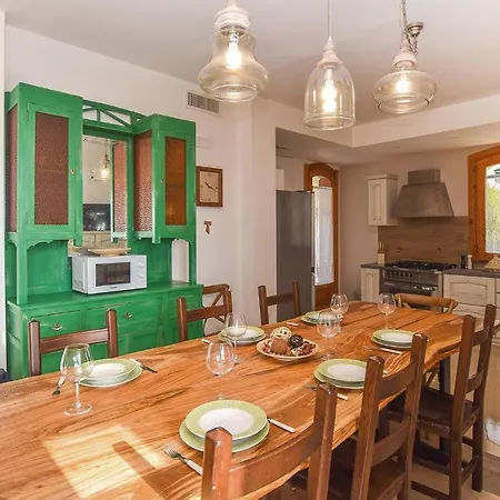 Cozy In With Outdoor Swimming Pool Casa vacanze