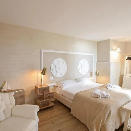 Cozy In With Outdoor Swimming Pool Vakantiehuis